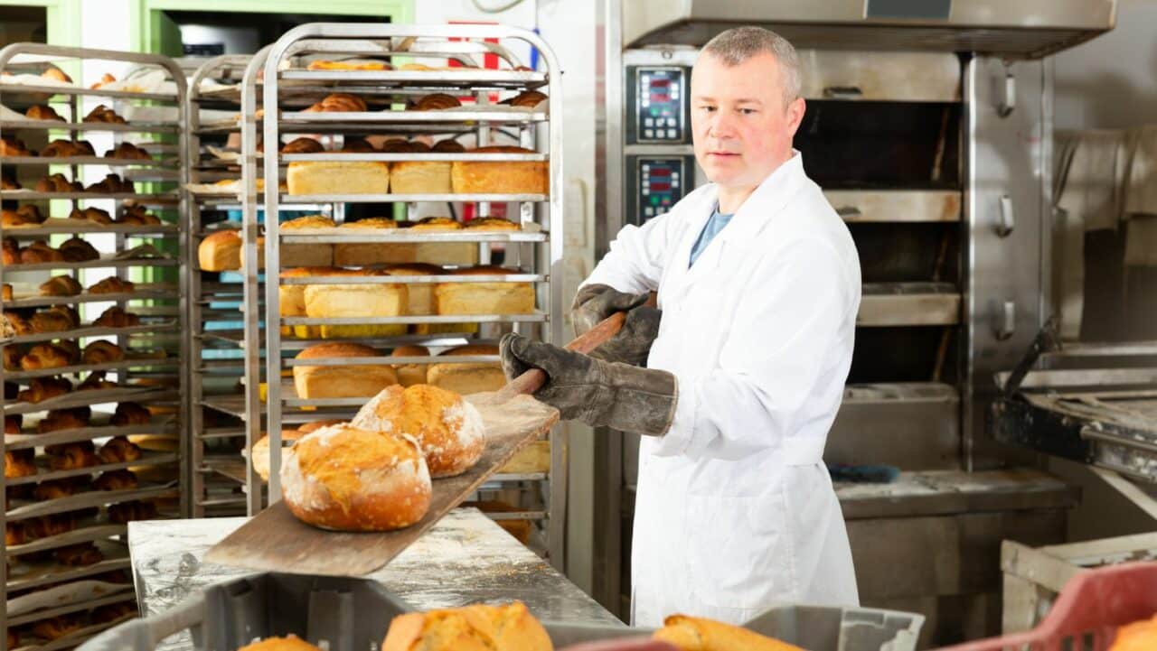 artisan boulanger devant son four