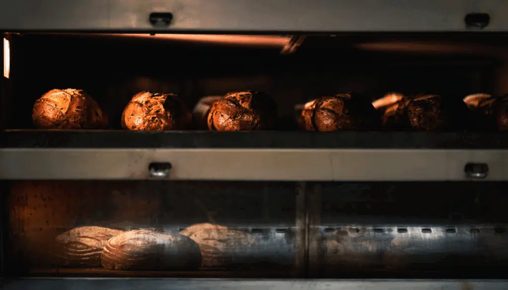baguettes qui cuisent dans un four à sole