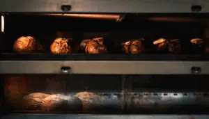 baguettes qui cuisent dans un four à sole