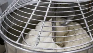 pate à pain qui se fait pétrir par une machine