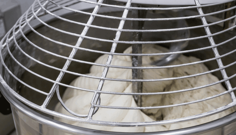 pate à pain qui se fait pétrir par une machine