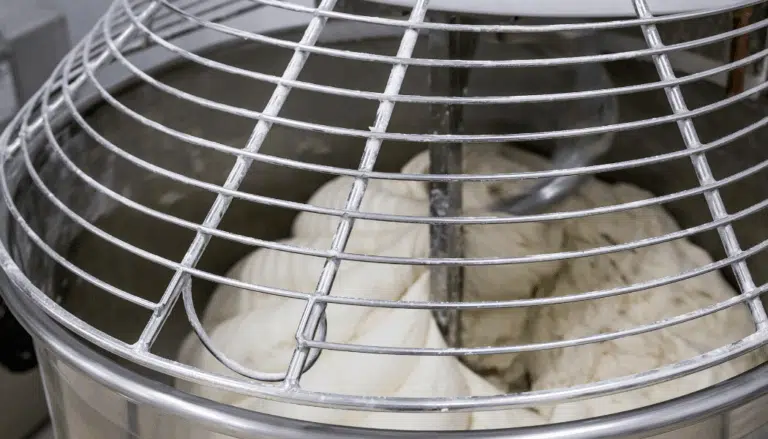 pate à pain qui se fait pétrir par une machine