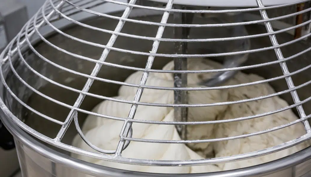 pate à pain qui se fait pétrir par une machine